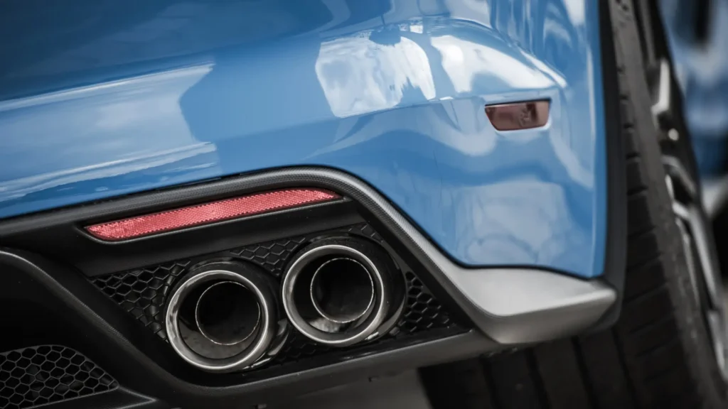 Jakie objawy mogą wskazywać na uszkodzony tłumik lub układ wydechowy